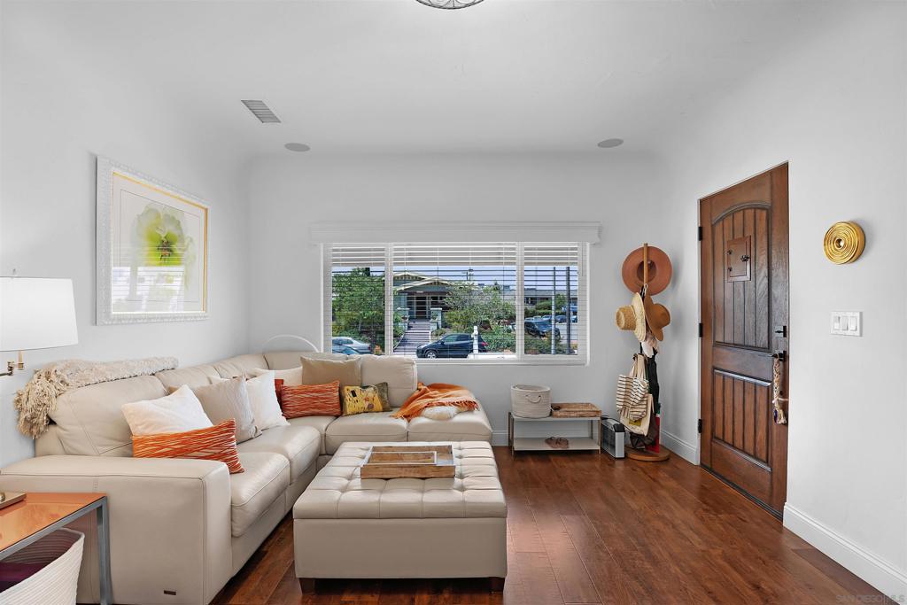 MLS #250035692SD img 9