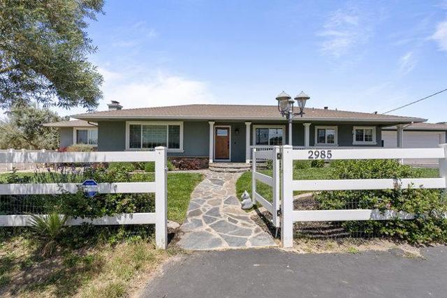 2985 Roop Road, Gilroy CA: https://media.crmls.org/mediaz/bef9ae67-e6a9-44f1-97a3-aebc9eed2044.jpg