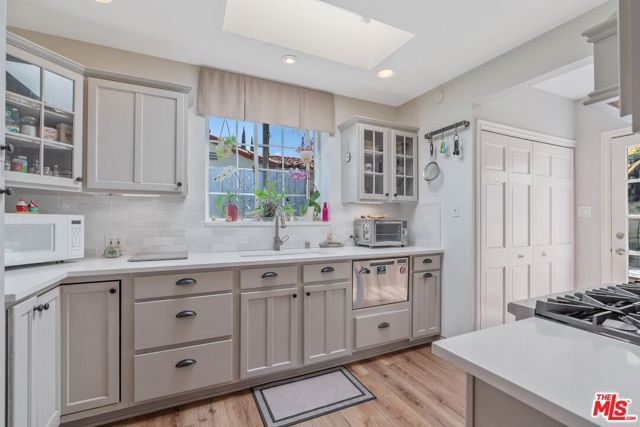 11316 Sunshine Terrace, Studio City CA: https://media.crmls.org/mediaz/befa26d0-4b81-4340-b4ce-107263f69fce.jpg