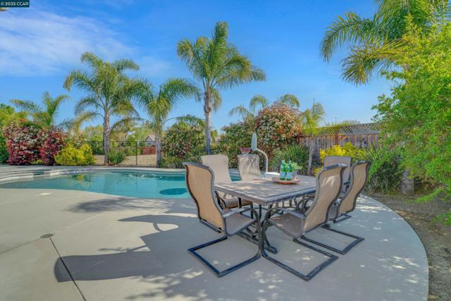 2121 Bluffs Dr, Livermore CA: https://media.crmls.org/mediaz/befa6e34-af78-4dd4-abc3-21c3ff97e59a.jpg