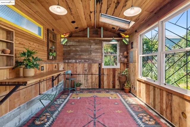 6521 Herzog St, Oakland CA: https://media.crmls.org/mediaz/befa983a-b162-4c75-a55b-99ddb8946520.jpg