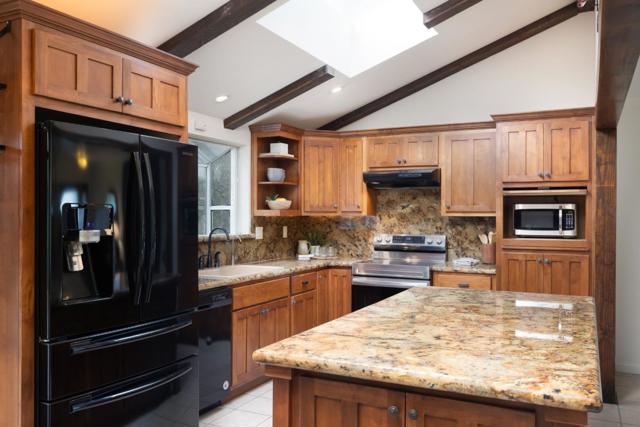 14892 Blue Oak Place, Salinas CA: https://media.crmls.org/mediaz/befc96d5-79cc-4bbc-9b22-f6621c63c7ef.jpg