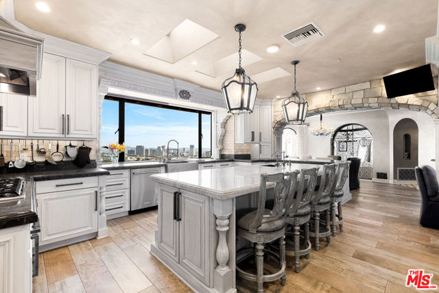 330 Kempton Road, Glendale CA: https://media.crmls.org/mediaz/befcc2a8-2b34-49cd-943e-993f9807d358.jpg