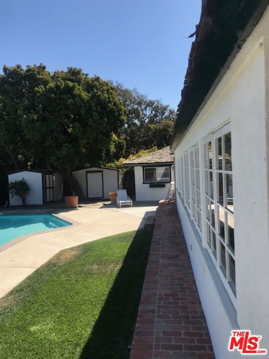 6970 Fernhill Drive, Malibu CA: https://media.crmls.org/mediaz/befceaed-5db5-4b78-a305-379630fa99df.jpg