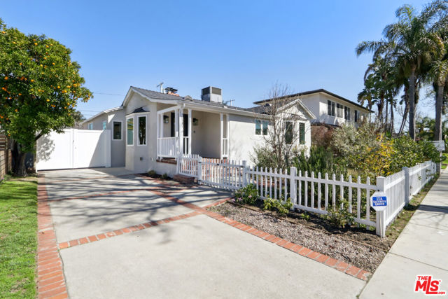 10531 Woodbridge Street, Toluca Lake CA: https://media.crmls.org/mediaz/befd0ffe-c148-4bb6-81d8-81c331baec9d.jpg