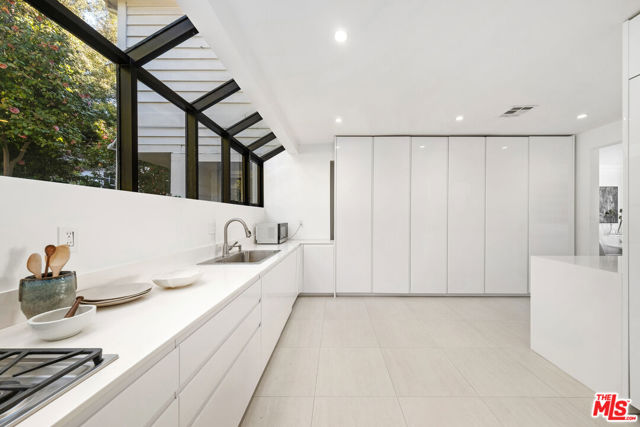 1455 Belfast Drive, Los Angeles CA: https://media.crmls.org/mediaz/befd45d2-d1f7-4b90-a7c7-a3be7d26ff23.jpg
