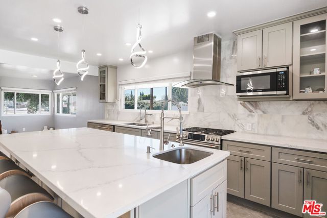 8901 Rubio Avenue, North Hills CA: https://media.crmls.org/mediaz/befe17ce-b121-4a2c-acbc-88f3792192e2.jpg