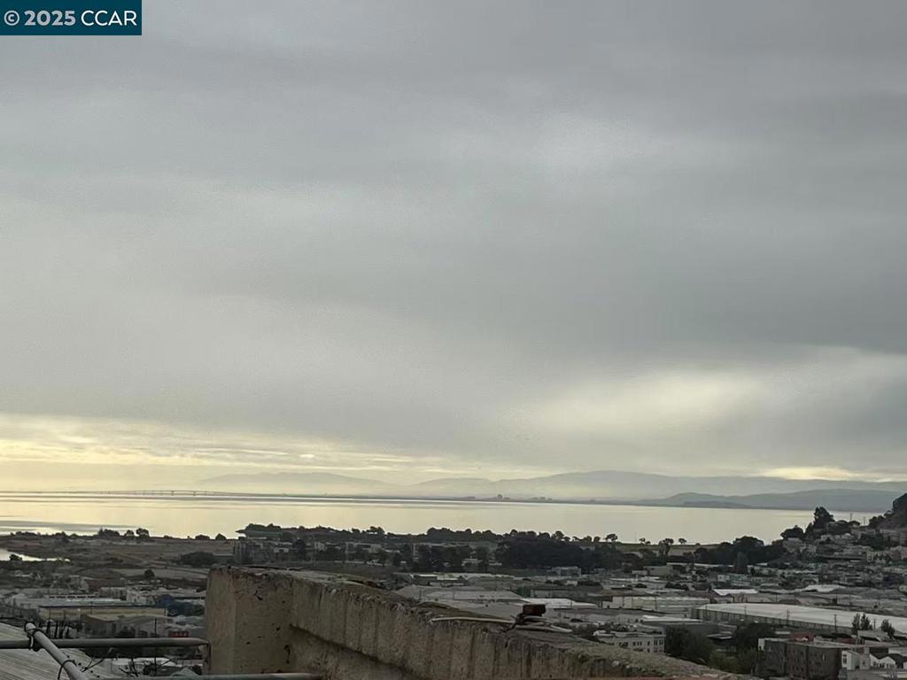 https://media.crmls.org/mediaz/beff8954-b79e-4229-9f60-621110a1a232.jpg?preset=X-Large