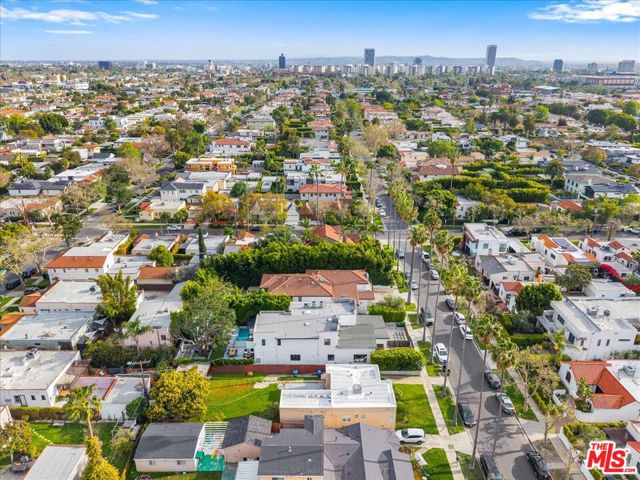 616 N FULLER Avenue, Los Angeles CA: https://media.crmls.org/mediaz/bf007766-eb31-4873-82b1-c1998138e493.jpg
