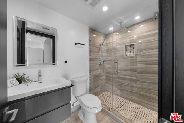 5812 Willis Avenue, Sherman Oaks CA: https://media.crmls.org/mediaz/bf01d0a9-2519-43ac-8728-1c2a24cb9d89.jpg