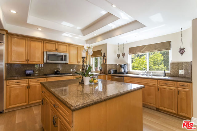 3943 Avenida Del Sol, Studio City CA: https://media.crmls.org/mediaz/bf0204e7-486e-4fb8-bd7f-af75ac973998.jpg
