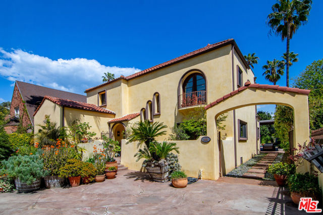664 S Highland Avenue, Los Angeles CA: https://media.crmls.org/mediaz/bf021464-7cd5-48c6-8f77-60f19cc911ed.jpg