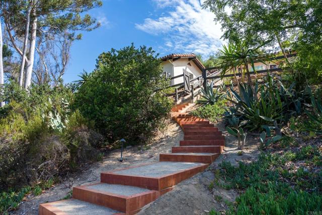 15807 Puerta Del Sol, Rancho Santa Fe CA: https://media.crmls.org/mediaz/bf0264d1-41f4-4e10-a7ca-d5f41413fb72.jpg