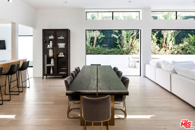 2048 N Beverly Drive, Beverly Hills CA: https://media.crmls.org/mediaz/bf02cecd-c557-4a0f-b388-60ab94592251.jpg