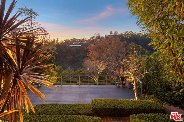 1415 Summitridge Drive, Beverly Hills CA: https://media.crmls.org/mediaz/bf02dad8-d07c-41b5-9d2f-12a114ef5cc7.jpg