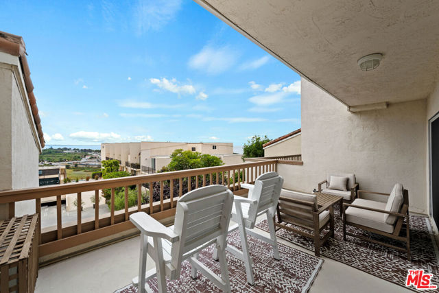 23908 De Ville Way, Malibu CA: https://media.crmls.org/mediaz/bf046c81-bedf-4e0d-95ff-e35dfdc13a4a.jpg
