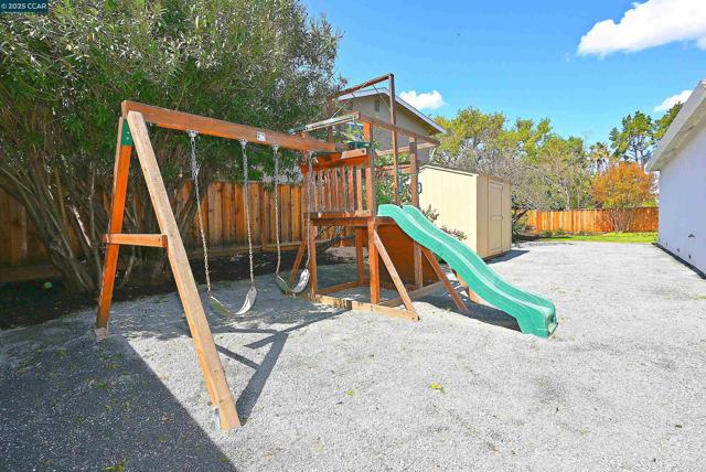 383 Caravelle Dr, Walnut Creek CA: https://media.crmls.org/mediaz/bf049f3c-c2a6-46de-b76c-e988417bbb53.jpg