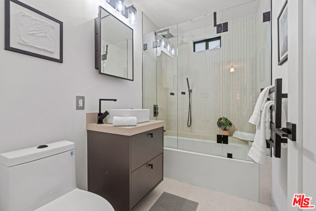 722 N La Jolla Avenue, Los Angeles CA: https://media.crmls.org/mediaz/bf04d1d3-8e3d-4bff-9834-3f3451db505c.jpg