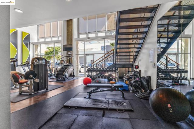 311 Oak St, Oakland CA: https://media.crmls.org/mediaz/bf052a15-ca8a-4f2c-89b7-4f08902c538e.jpg