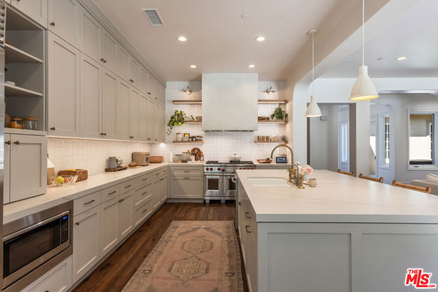 2052 Shadow Creek Drive, Agoura Hills CA: https://media.crmls.org/mediaz/bf058bd1-e72f-4366-b172-4943d258ff2a.jpg
