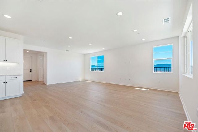 28903 Terrane Court, Santa Clarita CA: https://media.crmls.org/mediaz/bf05d44d-704d-4b48-8a57-a90d3f89694f.jpg