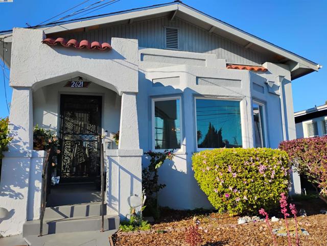 2621 66th Avenue, Oakland CA: https://media.crmls.org/mediaz/bf060b61-a45a-4cc8-a687-c337be24b9ef.jpg