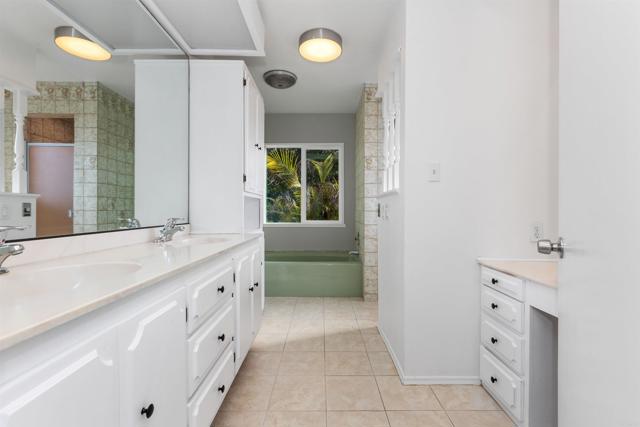 513 Canyon Drive, Solana Beach CA: https://media.crmls.org/mediaz/bf0653c5-6245-4eb0-8756-776d9ed82ef7.jpg