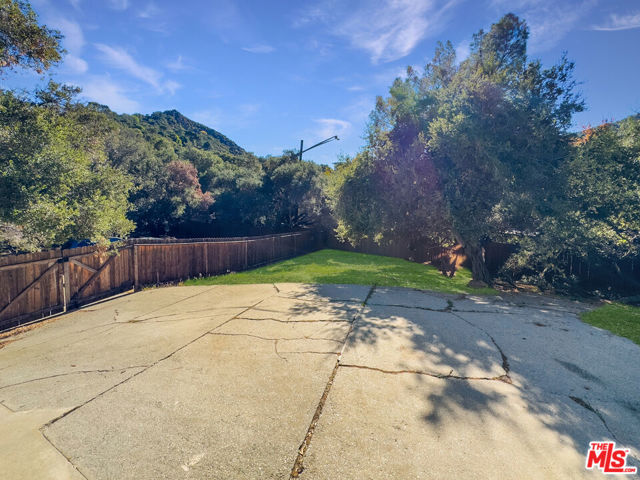 22012 Topanga School Road, Topanga CA: https://media.crmls.org/mediaz/bf071057-9090-4c04-8b49-c95cf565e213.jpg