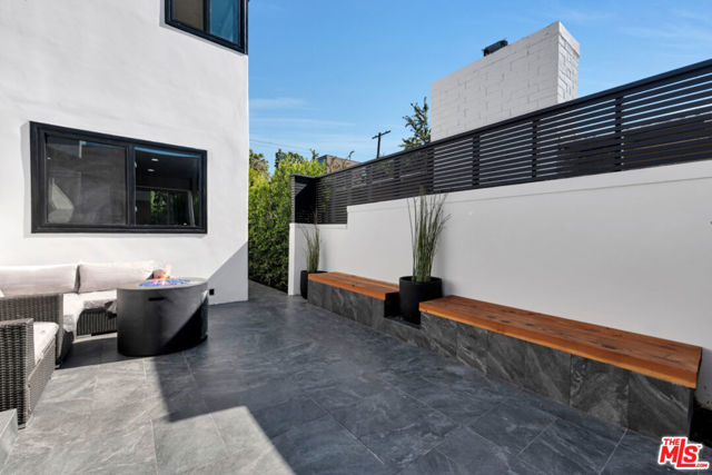 418 N Bowling Green Way, Los Angeles CA: https://media.crmls.org/mediaz/bf0775c7-af6a-4bc1-95c2-892e26dfee45.jpg