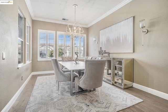 452 Tayberry Ln, Brentwood CA: https://media.crmls.org/mediaz/bf0899f4-019b-4d7e-8930-cb5bcd61a9f3.jpg