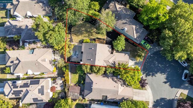 5 Stuart Place, Danville CA: https://media.crmls.org/mediaz/bf0985b2-f91b-438d-b682-420b2f5f1917.jpg