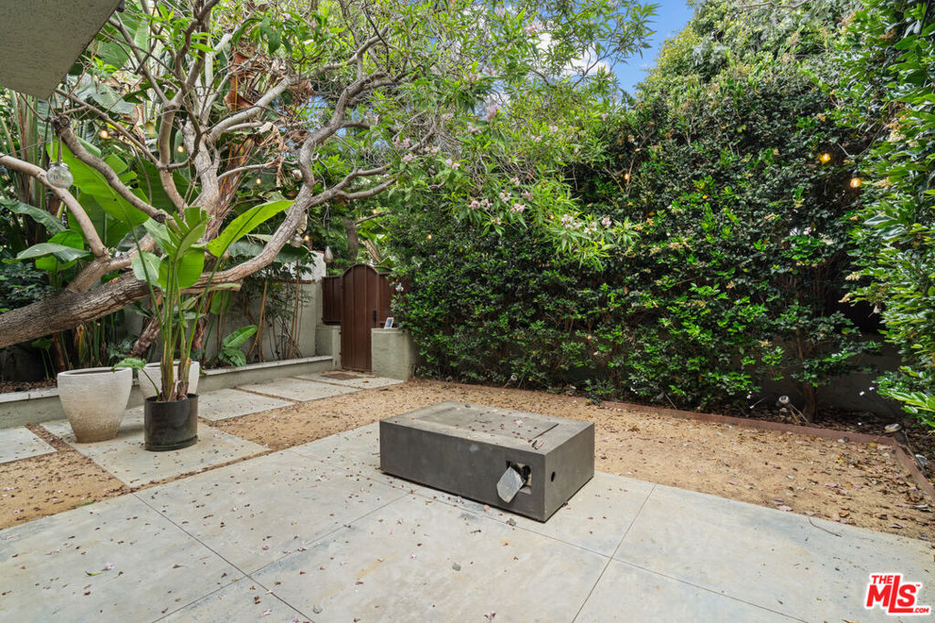 https://media.crmls.org/mediaz/bf09ad2e-e6b0-4c92-9b5a-45079eaee843.jpg?preset=X-Large