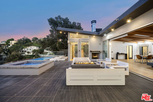 7275 Mulholland Drive, Los Angeles CA: https://media.crmls.org/mediaz/bf0a1061-4e79-4720-808e-62ef513c0b01.jpg
