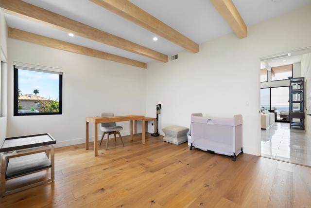 5080 Carlsbad Blvd, Carlsbad CA: https://media.crmls.org/mediaz/bf0a4026-ecee-4427-b732-425cea8201b4.jpg