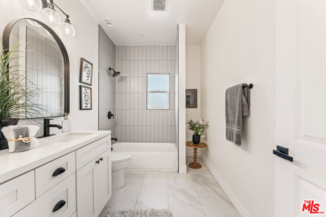 426 N Pacific Avenue, San Pedro CA: https://media.crmls.org/mediaz/bf0a7b9d-7744-4e0e-bebb-92df5cb54f55.jpg