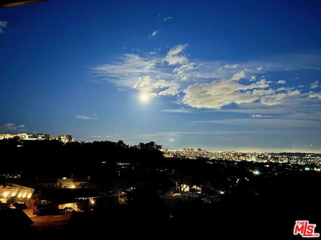 924 Stonehill Lane, Los Angeles CA: https://media.crmls.org/mediaz/bf0ba901-76dc-477f-aec3-25d0e538095f.jpg