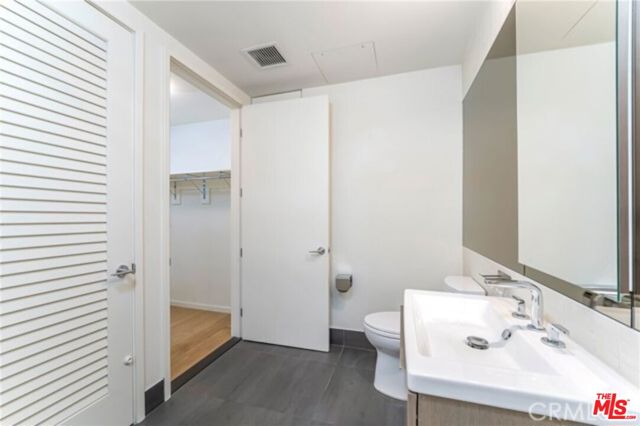 889 Francisco, Los Angeles CA: https://media.crmls.org/mediaz/bf0cad3a-54a3-453b-bf51-b8a106399e7c.jpg