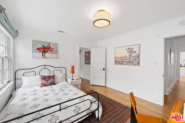 607 S Orange Drive, Los Angeles CA: https://media.crmls.org/mediaz/bf0cf761-a792-403c-805c-8d80360af329.jpg