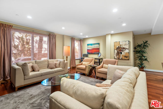 130 N Swall Drive, Beverly Hills CA: https://media.crmls.org/mediaz/bf0d5f76-b6d2-45e9-9977-2133101894f3.jpg