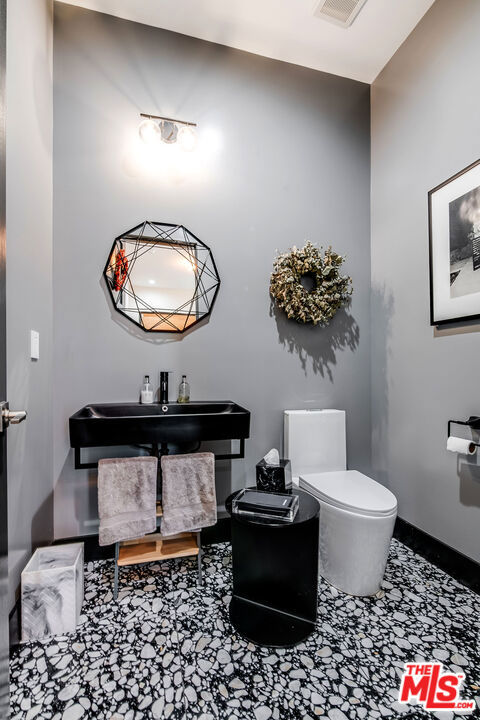 11258 Laurie Drive, Studio City CA: https://media.crmls.org/mediaz/bf0e99df-5fd7-4b97-b140-04d9fa08e1da.jpg