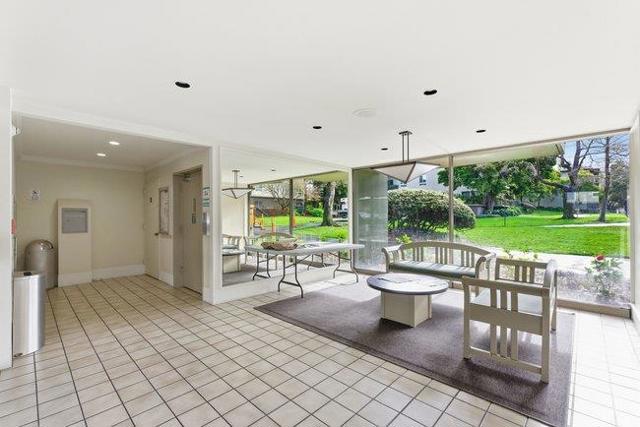934 Peninsula Avenue, San Mateo CA: https://media.crmls.org/mediaz/bf0f0896-0ae5-4ecb-a1a5-2a6dac898381.jpg