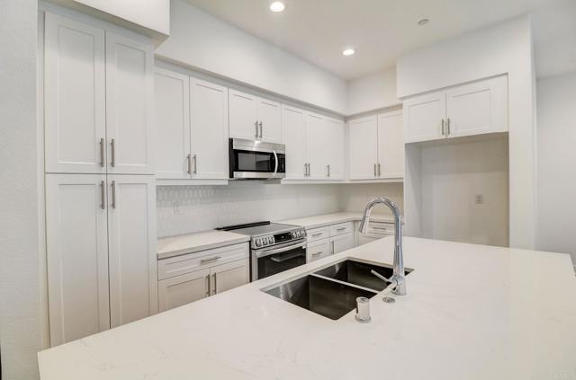 Detail Gallery Image 2 of 36 For 7661 University Ave #105,  La Mesa,  CA 91942 - 3 Beds | 2/1 Baths