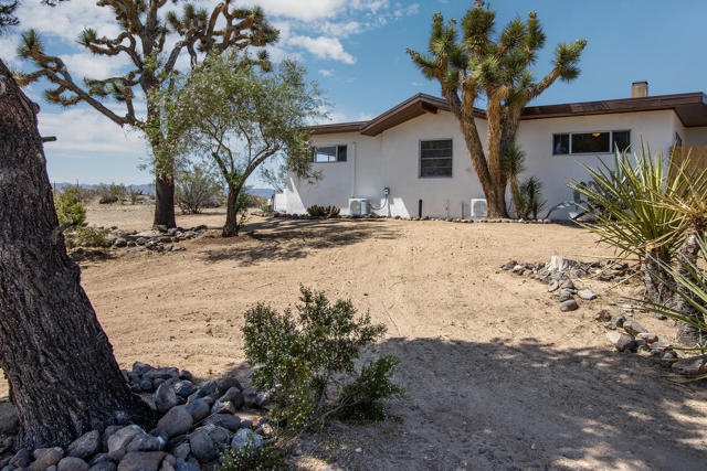 57349 Mesa Drive, Yucca Valley CA: https://media.crmls.org/mediaz/bf107276-7002-4493-aa44-428965730310.jpg
