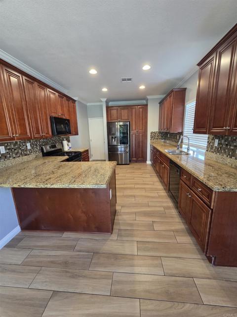 Detail Gallery Image 10 of 38 For 1349 Lucero, Chula Vista,  CA 91911 - 4 Beds | 3 Baths