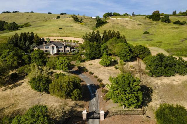 9540 Via Del Oro, Gilroy CA: https://media.crmls.org/mediaz/bf124ec5-482e-4e73-8953-5f94e09ab621.jpg