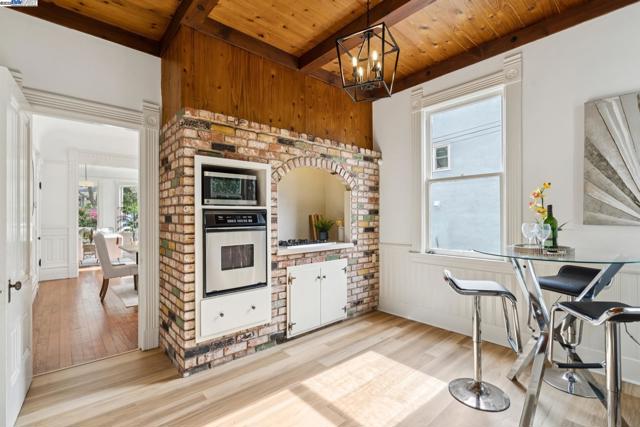 2120 Encinal Ave, Alameda CA: https://media.crmls.org/mediaz/bf1334c1-4b5f-4339-9adf-1916d2b34361.jpg