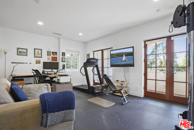 18414 Corazon Circle, Tarzana CA: https://media.crmls.org/mediaz/bf13393e-3836-4f3e-90a7-de1f87287145.jpg