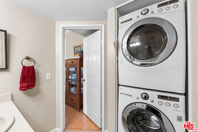 2405 34th Street, Santa Monica CA: https://media.crmls.org/mediaz/bf1352a9-efe9-407e-8c2b-8aa7bdfbb36b.jpg