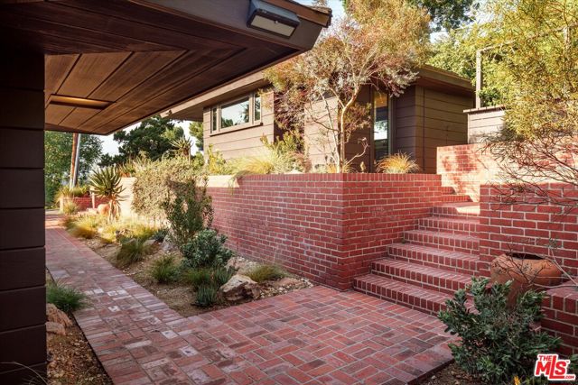 4260 Sea View Lane, Los Angeles CA: https://media.crmls.org/mediaz/bf135d67-8d30-482d-8716-a41a78679e66.jpg