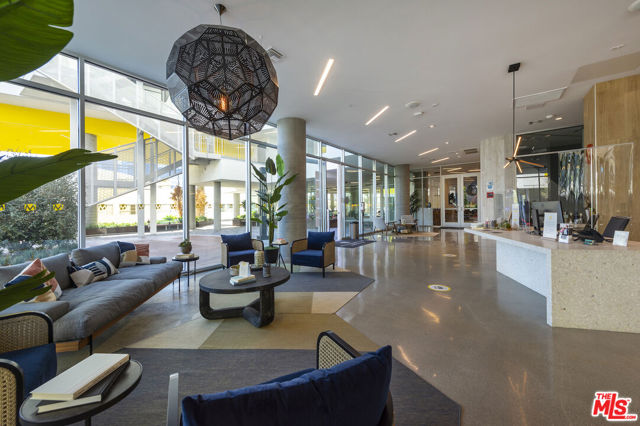 2929 pennsylvania Avenue, Santa Monica CA: https://media.crmls.org/mediaz/bf13e569-73c0-4226-ad10-2b8de0e3211e.jpg